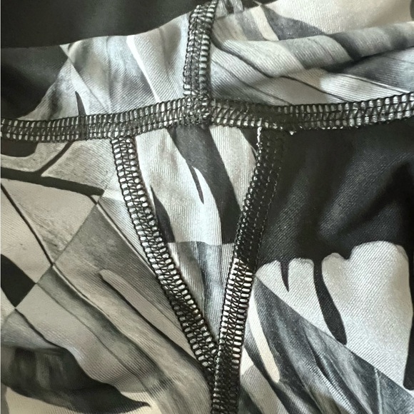NIKE Leaf Print Leggings Yoga Pants Size Medium Like New - Picture 10 of 16